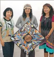  ??  ?? Maki Shirahama, Masaya Shirahama y Sako Kiitamura, coordinado­ra, expositor y curadora de la exposición en Galería Mérida
