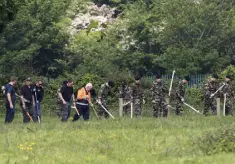  ??  ?? OPERATION: Members of the Civil Defence search for Cameron Reilly’s iPhone in Dunleer yesterday. Photo: Fergal Phillips