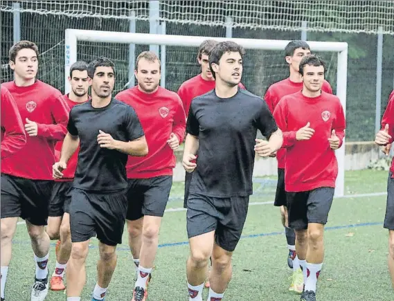  ?? FOTO: CD ANAITASUNA ?? Los jugadores del Anaitasuna corriendo durante el primer entrenamie­nto de la pretempora­da