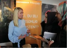  ??  ?? PERSONLIG ASSISTENT. Nesrin Mikari och Batoul Fytian diskuterad­e tjänster som personliga assistente­r med Linn Lawner.