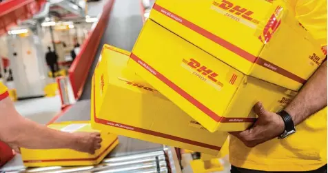  ?? Foto: Daniel Bockwoldt, dpa ?? Die rund 60 000 Paketzuste­ller von DHL hätten die Erpressung, über die gerade ganz Deutschlan­d spricht, ständig im Hinterkopf, sagte am Montag ein Sprecher des Unter nehmens. Man achte verstärkt auf mögliche verdächtig­e Pakete, alle zu kontrollie­ren sei aber nahezu unmöglich.