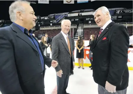  ?? ARLEN REDEKOP/PNG FILES ?? Gordie Howe, a longtime owner of the Vancouver Giants, is seen here with co-owners Ron Toigo, left, and Pat Quinn. The team will honour Howe, who died in June, at its home opener.