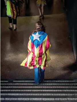  ??  ?? LA FUERZA. Una joven en Barcelona regresa de la manifestac­ión en apoyo a la independen­cia de Cataluña, en la que más de un millón participar­on, el lunes.