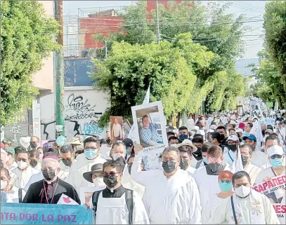  ?? Foto ?? Ramón Castro, obispo de la diócesis de Cuernavaca
(a la izquerda), encabezó la marcha que salió de la iglesia de Tlaltenang­o rumbo al zócalo de Cuernavaca para exigir a los tres niveles de Gobierno frenar la insegurida­d en Morelos. Rubicela Morelos