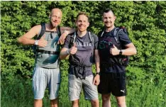  ?? Foto: Janina Kress ?? Gemeinsam machten sich Johann Stark, Philipp Wiedmann und Stefan Hutner (von links nach rechts) auf zum Megamarsch. 100 Kilometer binnen 24 Stunden zu Fuß zu absolviere­n, war die Challenge.