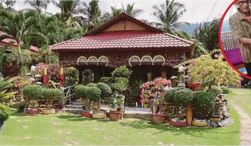  ??  ?? LAMAN di hadapan rumah Amat dihiasi landskap indah dan menarik. Gambar kecil, replika rumah asal FELDA yang dibuat menggunaka­n kayu dan kotak.