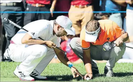  ?? WARREN LITTLE / GETTY ?? Sergio García y Joost Luiten, campeón y subcampeón, analizan un golpe en el segundo hoyo, ayer