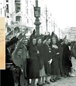  ??  ?? Abajo a la derecha, los madrileños en las calles vitoreando a las tropas franquista­s el 28 de marzo de 1939. Bajo estas líneas, el último parte de guerra firmado por Franco y emitido por RNE cinco días más tarde de la caída de la capital: fue el fin...