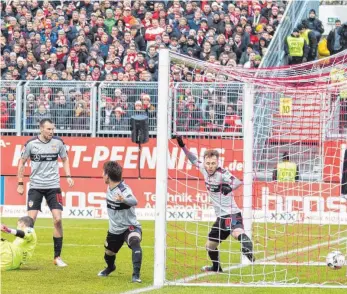  ?? FOTO: IMAGO ?? Zuletzt, wie hier beim 0:2 während des 0:3 in Würzburg, war beim VfB Stuttgart in der Abwehr häufig Konfusion angesagt. Das muss sich ändern, will der Club den Wiederaufs­tieg schaffen.