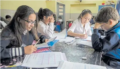  ?? AGENCIA TUCUMAN ?? Aprender. Alumnos de la escuela “Patricias Argentinas”, de Tucumán, en plena evaluación.