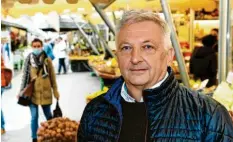  ?? Foto: Silvio Wyszengrad ?? Werner Kaufmann hört als städtische­r Marktsamts­leiter auf.