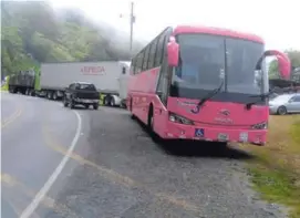  ?? CORTESÍA ?? Los vehículos afectados se estacionar­on en un lugar seguro ante los deslizamie­ntos.