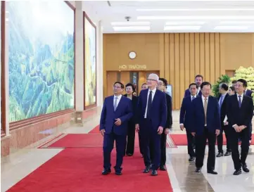  ?? VNA/CVN ?? Le Premier ministre Pham Minh Chinh (1er plan, 1er à gauche) à côté du Pdg d’Apple, Tim Cook, au siège du gouverneme­nt vietnamien, à Hanoï, le 16 avril.