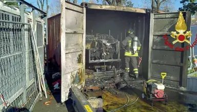  ??  ?? I vigili del fuoco dopo aver spento l’incendio al generatore. Sotto la pista da ghiaccio ieri