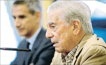  ?? J.P.GANDUL / EFE ?? Mario Vargas Llosa, con el coautor Rubén Gallo al fondo, en la presentaci­ón del libro de ambos