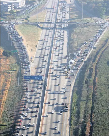  ?? PICTURE: STEVE L AWRENCE ?? RIGHT LANE: Allandale on and offramps… high occupancy on the N1 between Rooihuiskr­aal and St Andrews offramps on the N1 between Joburg and Pretoria. The lanes came into use to get motorists to form lift clubs and alleviate congestion.