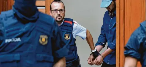 ?? Foto: P. Barrena, afp ?? Katalanisc­he Polizisten bei der Festnahme eines mutmaßlich­en Terroriste­n im Bergdorf Ripoll in den nordspanis­chen Pyrenäen.