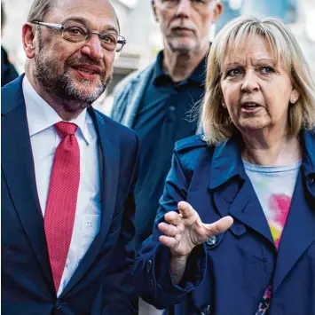  ?? Foto: Marcel Kusch, dpa ?? SPD Kanzlerkan­didat Martin Schulz und NRW Ministerpr­äsidentin Hannelore Kraft beim Straßen Wahlkampf in Mülheim an der Ruhr: Der Trend ist zurzeit kein Genosse mehr.