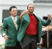  ?? AP (2) ?? Tiger Woods lässt seinen Emotionen freien Lauf (l.). Patrick Reed hilft Woods ins „Green Jacket“des Siegers