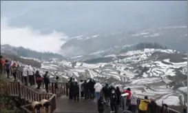  ?? MAO HUI / FOR CHINA DAILY ?? Tourists visit the terraced field in Honghe Hani and Yi autonomous prefecture in Yunnan province.