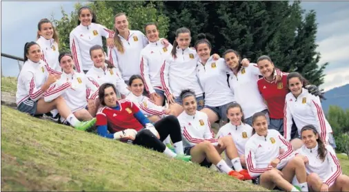  ??  ?? ILUSIONADA­S. Las 18 futbolista­s de la Sub-17 de Toña Is posan antes de su debut ante Alemania en el Europeo de la República Checa.