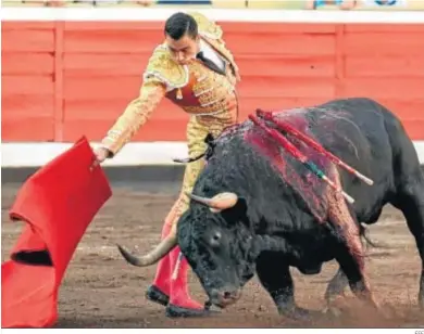  ?? EFE ?? Paco Ureña, en un muletazo con la diestra, en una tarde en la que cortó un total de cuatro orejas.