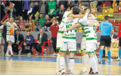  ?? MIGUEL ÁNGEL SALAS. ?? Los jugadores del Córdoba Futsal celebran el gol de Saura.