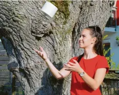  ?? Foto: Susanne Raffler ?? Tänzerin Annika Raffler lässt die Klopapierr­olle durch die Luft fliegen: Die Klosterlec­hfelder Faschingsg­esellschaf­t Lecharia hat die Herausford­erung zur KlopapierC­hallenge angenommen und ein Video gedreht.