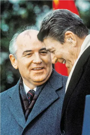  ?? BILD: SN/AFP ?? Michael Gorbatscho­w (l.) und Ronald Reagan unterschri­eben.