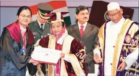  ?? KESHAV SINGH/HT ?? President Pratibha Patil presenting a degree to a student at the 29th convocatio­n of Kurukshetr­a University on Wednesday. Haryana governor Jagannath Pahadia is on the right. (Below) Haryana chief minister Bhupinder Singh Hooda (left) and Mauritius...