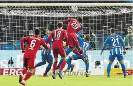  ??  ?? Kingsley Coman köpfelte die Bayern ins Cup- Viertelfin­ale