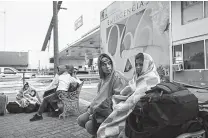  ??  ?? Johnson Hernandez, 19, and girlfriend Yadira Hernandez, 20, of Honduras wait at the Brownsvill­e-Matamoros bridge.