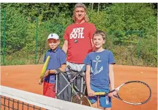  ?? FOTO: BECKERBRED­EL ?? Auf einem der Plätze des Tennis-Clubs Rot-Weiß Waldhaus: Trainer Gerrit Abel (Mitte) mit Matteo Lemke (links) und Niels Jung.