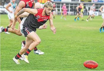  ?? ?? Warragul’s Kyle Baker leads Wonthaggi’s Jye Gilmour in the race for the ball. Photograph by CRAIG JOHNSON.