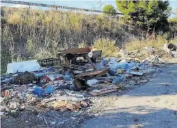  ??  ?? Foto de un vertedero ubicado junto al puente del camino Cedre, ya limpio. ((