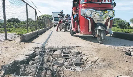  ?? FOTOS EFRAÍN MOLINA. ?? DAÑO. Varios tramos de la losa del viejo puente provisiona­l ya cedieron y urge reparación.