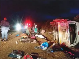  ??  ?? Die taxi met 18 insittende­s het Vrydagaand beheer om ‘n draai verloor en omgeval. Drie persone is dood.