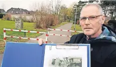  ?? RP-FOTO: WOLFGANG KAISER ?? Manfred Rehnen, pensionier­ter Polizeibea­mter und Eisenbahne­xperte, an der Kreuzung des Brahmswegs mit der Oedter Straße: Hier ereignete sich vor 61 Jahren das tragische Unglück mit dem Schienenbu­s.