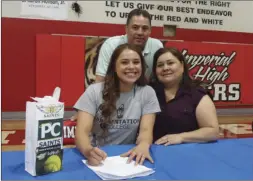  ?? KARINA LOPEZ PHOTO ?? Imperial High's Rebeka Jimenez along with her mother Karla Jimenez and father Gustavo Jimenez smile after a signing ceremony last week.