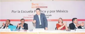  ??  ?? El secretario general del SNTE, Alfonso Cepeda, el presidente del magisterio, Juan Díaz de la Torre, y Luisa Gutiérrez, durante la reunión en la que, entre otros temas, trataron la reconfigur­ación sindical.