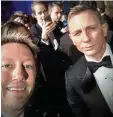  ?? Foto: M. Haberkorn ?? Mirko Haberkorn (links) mit 007 Dar steller Daniel Craig bei der Premiere von „Spectre“in London.
