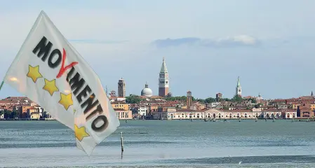  ??  ?? Bandiera a 5 stelle
Il vessillo del movimento fondato da Grillo sventola davanti a Venezia