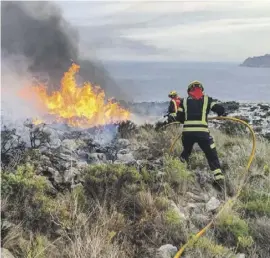  ?? Foto: Provinzfeu­erwehr ?? Bis zum Meer fraßen sich die Flammen vor.