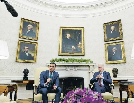  ?? Susan Walsh Lapresse ?? Sánchez y Biden en el despacho oval de la Casa Blanca, durante la breve comparecen­cia conjunta ante la prensa antes de la reunión bilateral