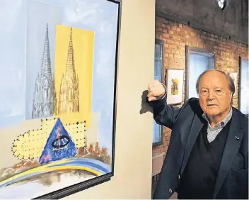  ?? FOTO: UWE MISERIUS ?? Martin Elsässer mit einem seiner Acrylbilde­r zu Köln. Der Titel heißt „Fundament“.