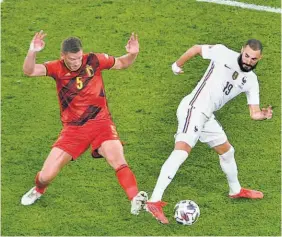  ?? ?? Sufrido. Karim Benzema, de Francia, pelea por la pelota con Jan Vertonghen.