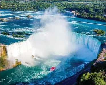  ?? FOTO: SHUTTERSTO­CK ?? Det var den en franciskan­ske munk Louis Hennepin der i 1678 som den første europaeer så Niagara Falls. Her det 57 meter høje Horseshoe Fall (Hestesko Faldet, red.), som Annie Edson Taylor besejrede i en tønde.