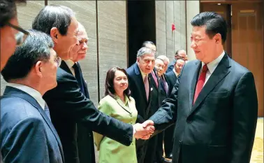  ?? XU JINGXING / CHINA DAILY ?? President Xi Jinping meets with current and incoming members of the board of directors of the Boao Forum for Asia on Wednesday in Hainan province. The president had many kind words to share about the forum.