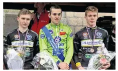  ??  ?? Podium du championna­t de la Manche en 3e catégorie avec Guillaume Lemonnier et Martin Chauvois.