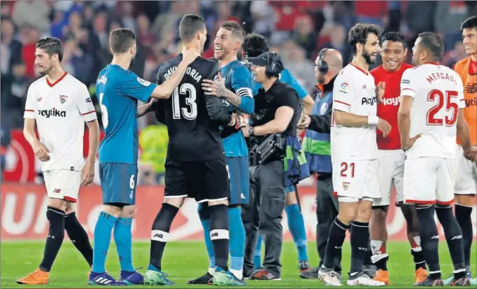  ??  ?? BUEN AMBIENTE AL FINAL. Sergio Ramos bromeaba una vez acabado el partido sobre los dos penaltis que le lanzó anoche.